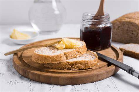 frühstückstisch mit brot und marmelade