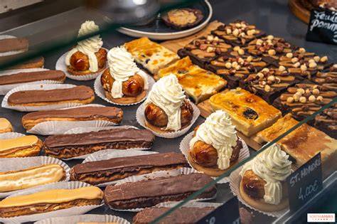 französische Pâtisserie-Theke mit Schokoladendesserts