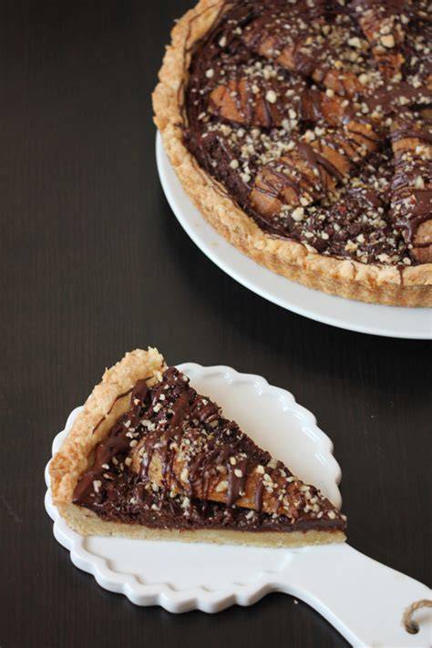französische Schoko Birnen Tarte, serviert auf einer rustikalen Tafel