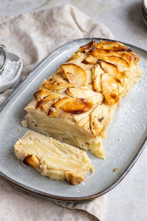französischer Apfelkuchen angeschnitten