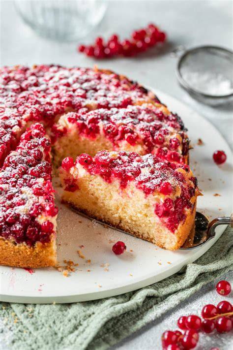 französischer Joghurt-Johannisbeerkuchen serviert