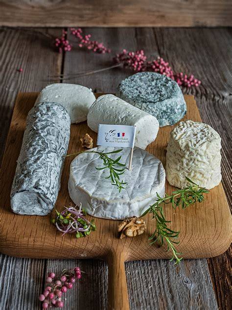 französischer Ziegenkäse und Speck - Zutatenfoto