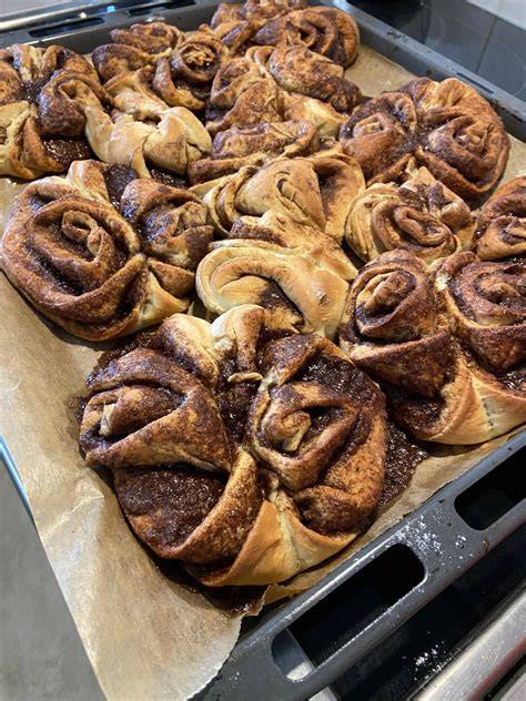 franzbrötchen auf backblech goldbraun
