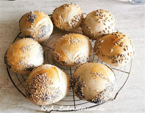 frisch bestrichenes Frühstücksbrötchen mit KiBa-Marmelade