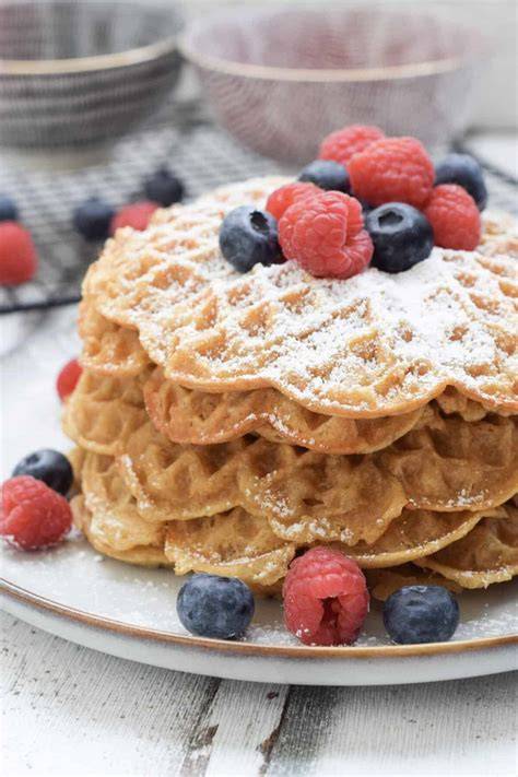 frisch gebackene Apfel-Zimt-Waffeln auf Teller