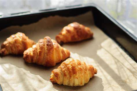 frisch gebackene Croissants auf Backpapier