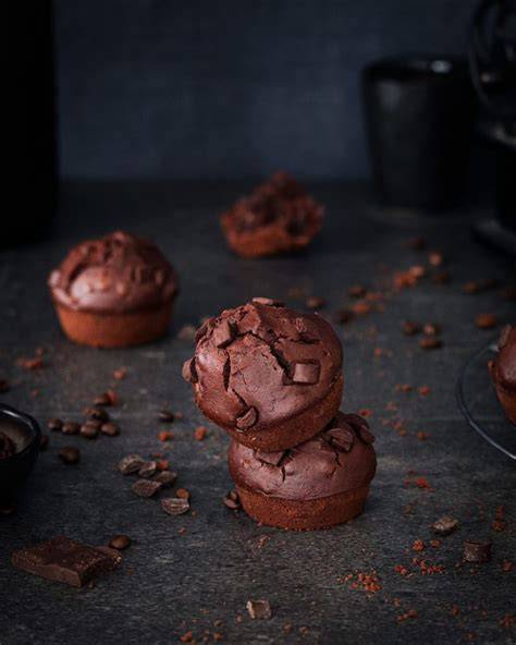 frisch gebackene Schoko-Muffins mit Chunks