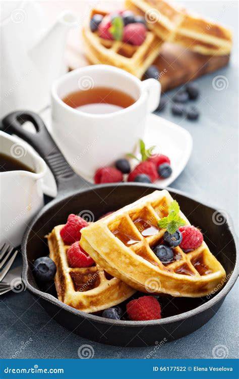 frisch gebackene Waffeln mit Beeren