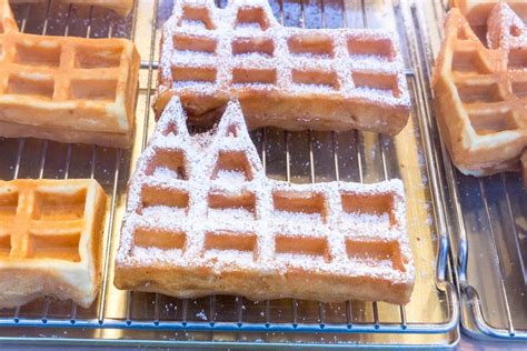 frisch gebackene apfelmus-waffeln auf gitter mit puderzucker