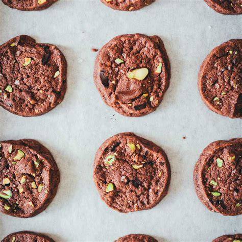 frisch gebackene weiche Schokoladen Cookies auf einem Blech