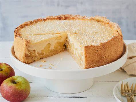 frisch gebackener Apfel Mascarpone Kuchen auf einem Backblech mit Äpfeln und Mascarpone