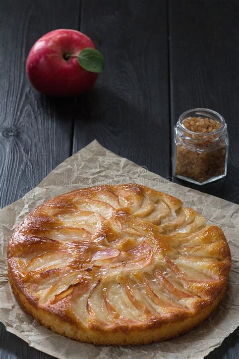 frisch gebackener Apfelkuchen auf einer Kaffeetafel