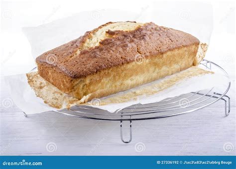 frisch gebackener Bananen-Rührkuchen auf einem Abkühlgitter