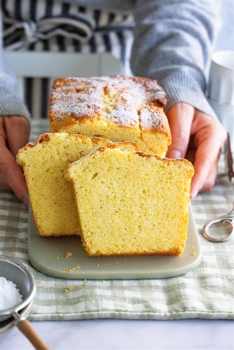 frisch gebackener Rührkuchen in Kastenform auf Kuchengitter, Staubzucker bestäubt