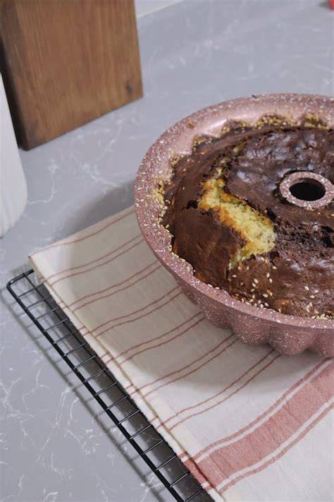 frisch gebackener Schoko-Wunderkuchen auf Kuchengitter