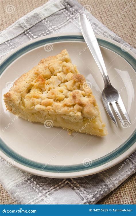 frisch gebackener Streuselkuchen auf Holztisch, Nahaufnahme der Streusel