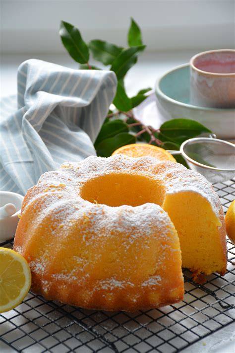 frisch gebackener Zitronen Orangen Kuchen auf dem Blech