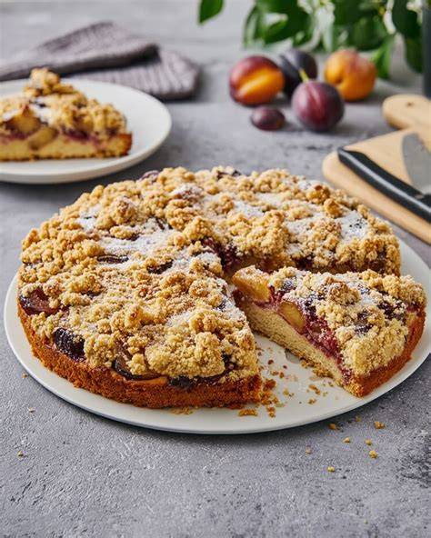frisch gebackener Zwetschgendatschi mit Streuseln und Sahne
