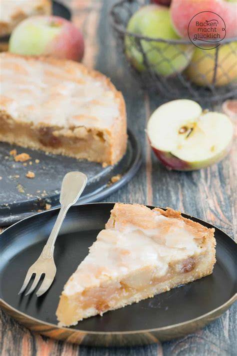 frisch gebackener gedeckter Apfelkuchen auf rustikalem Tisch