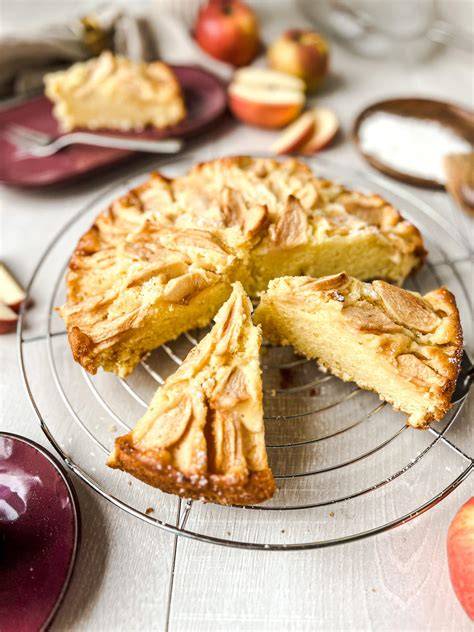 frisch gebackener veganer Apfelkuchen mit Apfelmus, angeschnitten und garniert
