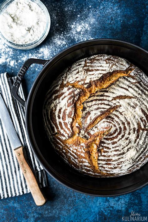frisch gebackenes Buttermilchbrot mit Honig