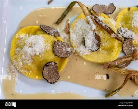 frisch gehobelter Trüffel über fertigen Ravioli