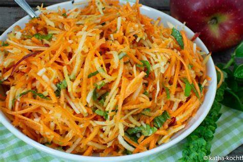 frisch geriebene Karotten und Apfel