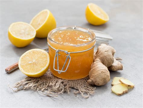 frisch geriebener Ingwer, Anrichten der Marmelade im Glas