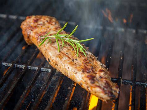 frisch mariniertes Schweinefilet mit Honig und Kräutern auf Grillrost