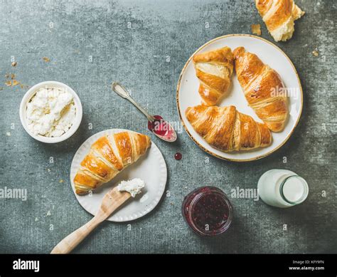 frisch-gebackene-croissants-frühstück