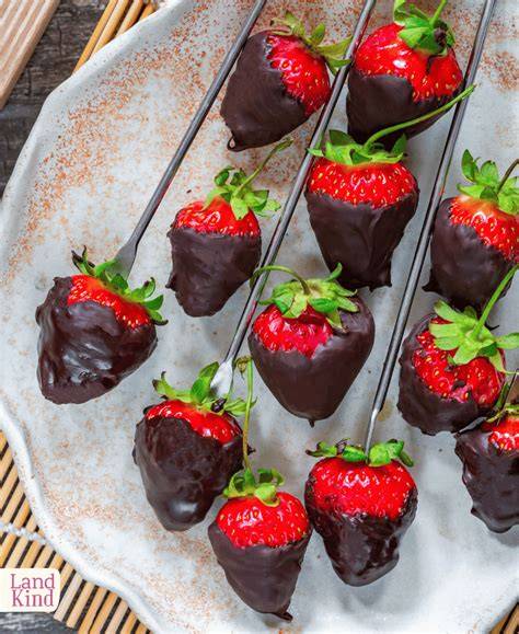 frische, vorbereitete Erdbeeren und Kuvertüre