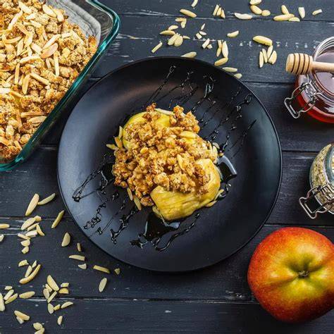 frische Äpfel neben Agavendicksaft und Zutaten für Streusel