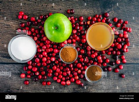 frische äpfel, walnüsse und zimt auf einem holztisch