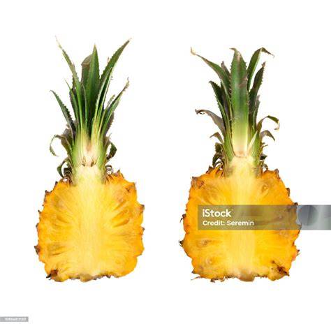frische Ananas halbiert und geschält