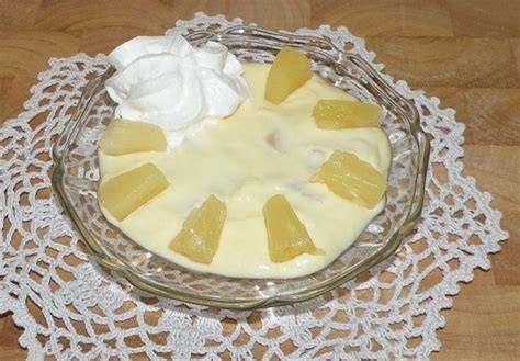 frische Ananas und Zutaten für Ananascreme