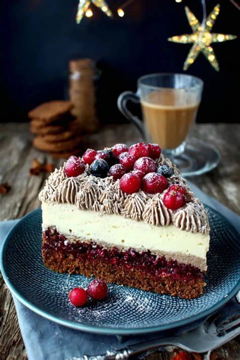 frische Beeren und Schokomousse Torte auf festlicher Tafel