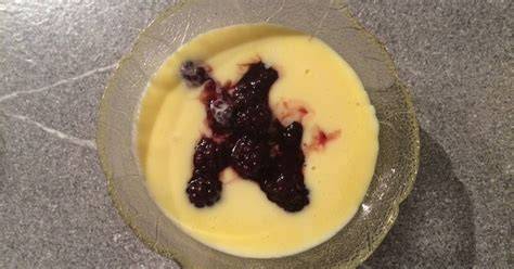 frische Brombeeren und Vanillepudding als Zutatenstillleben
