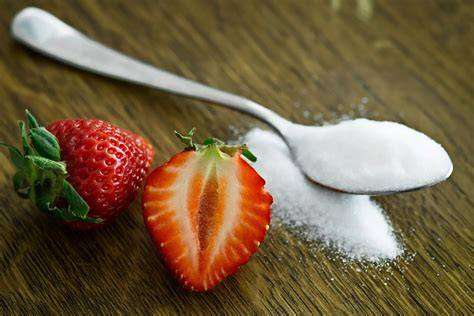 frische Erdbeeren, Marmeladengläser, ein Löffel Birkenzucker und Xylit-Granulat