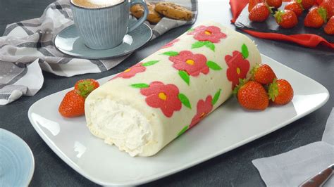 frische Erdbeeren auf Biskuitrolle
