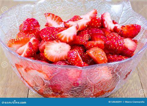 frische Erdbeeren geschnitten im Schüssel