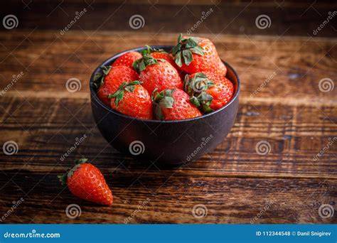 frische Erdbeeren in einer Schale auf Küchentisch, sommerliche Atmosphäre