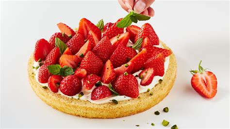 frische Erdbeeren und Biskuitboden aufgeschnitten
