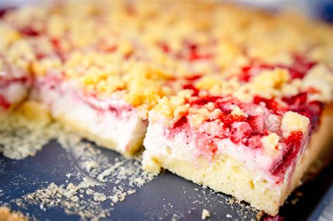 frische Erdbeeren und Blechkuchen mit Sahneschicht