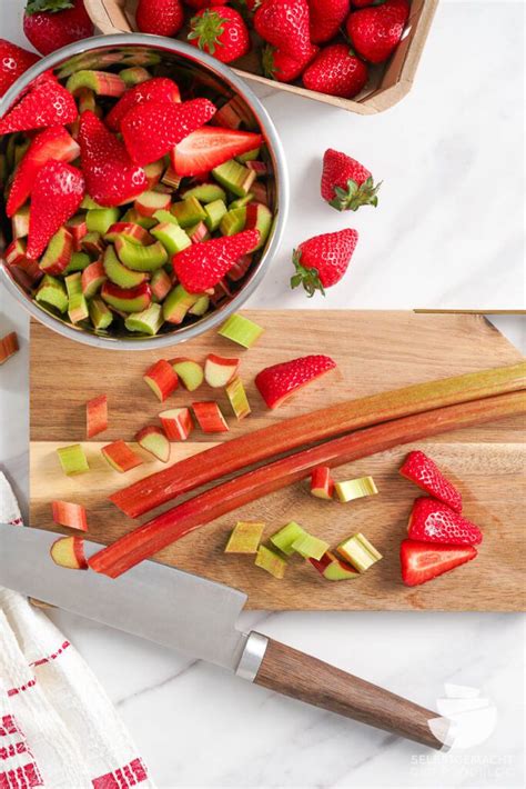 frische Erdbeeren und Rhabarber auf Brett