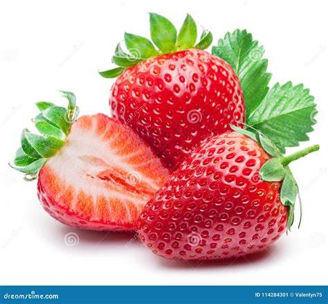 frische Erdbeeren und Sahnetorte auf weißem Hintergrund