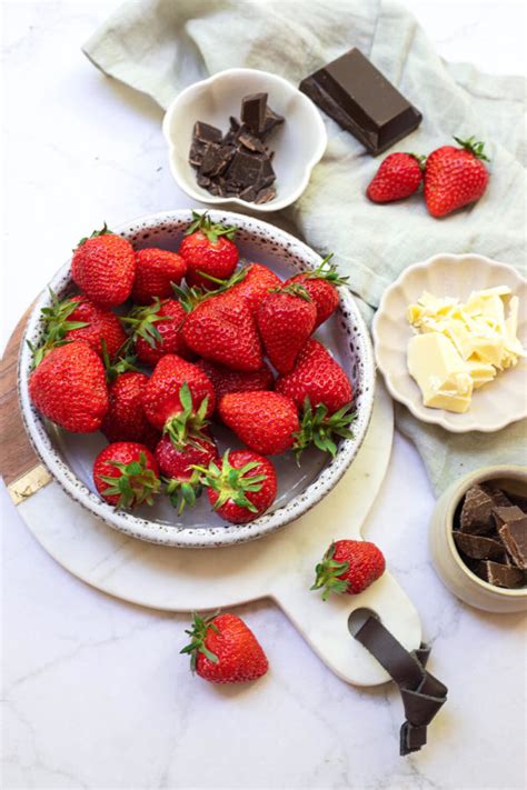 frische Erdbeeren und Schokolade auf einer Torte