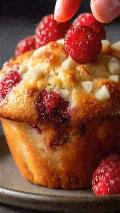 frische Himbeeren und gehackte weiße Schokolade