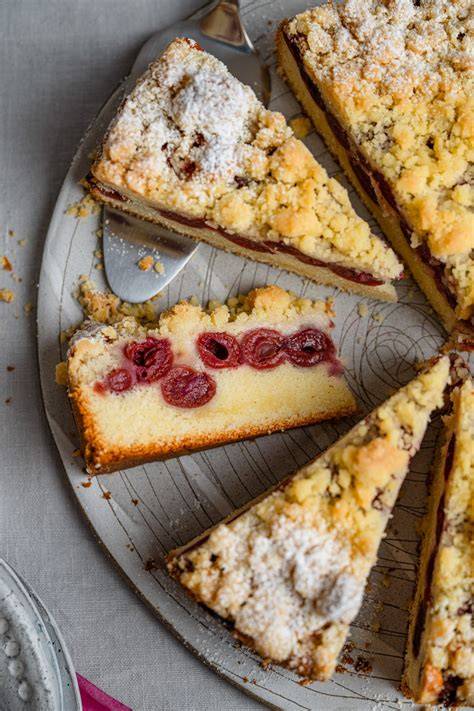 frische Mandarinen und aufgeschnittener saftiger Rührkuchen auf Holzbrett