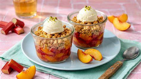 frische Pfirsiche, Dessertgläser, sommerlich angerichtet