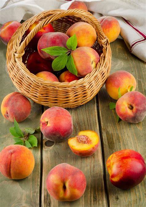 frische Pfirsiche im Korb